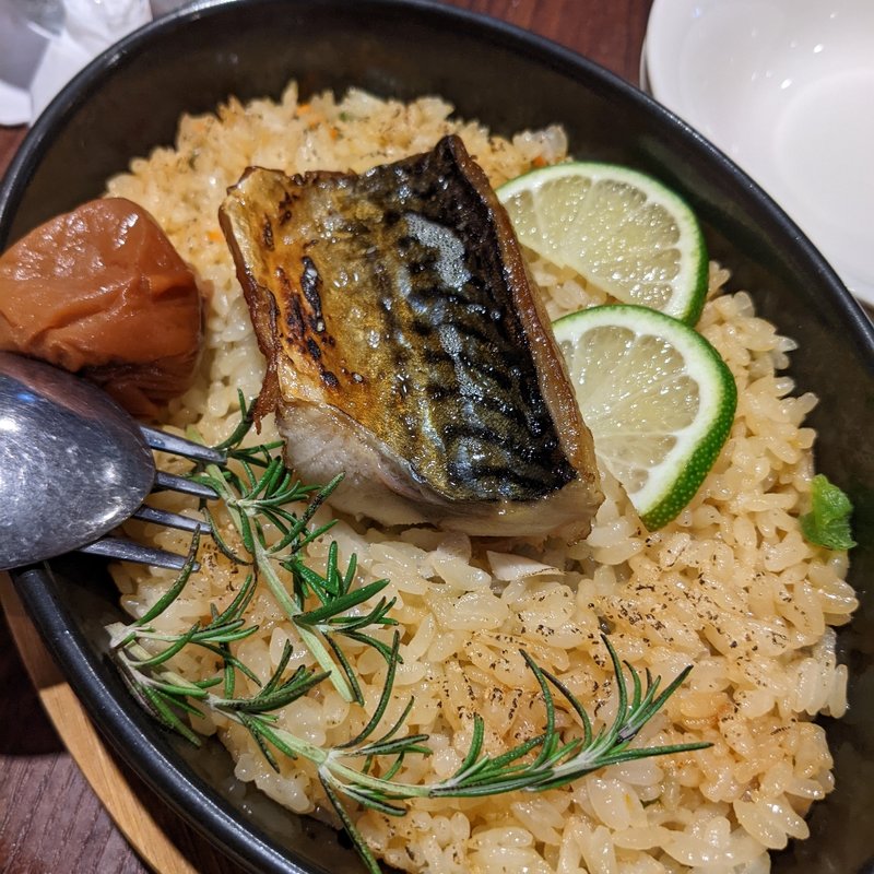 梅酒風味のサバ炊き込みご飯(The CHOYA 銀座 BAR)