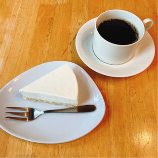 レアチーズケーキ、ホットコーヒー(CAFE&BAR ELK)