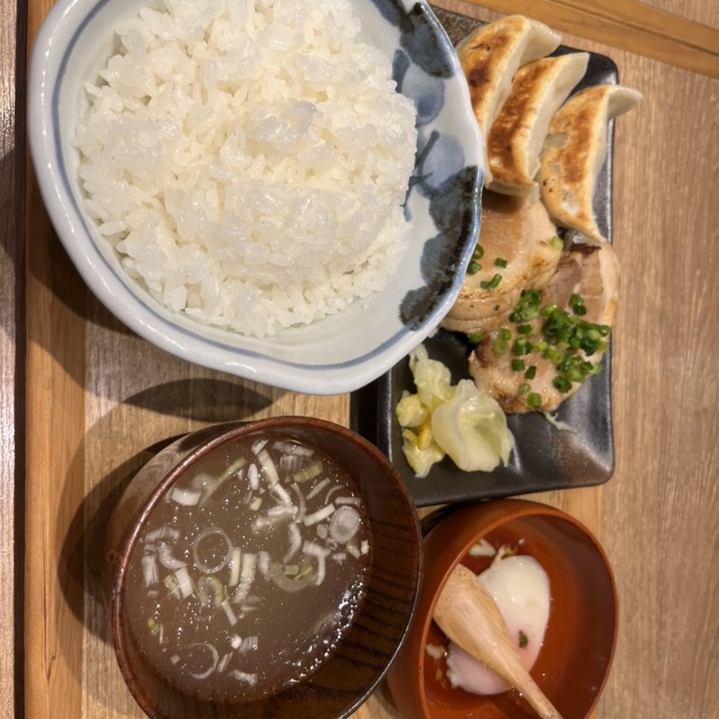 焼餃子&チャーシュー定食(肉汁餃子製作所　ダンダダン酒場　都立大学店)