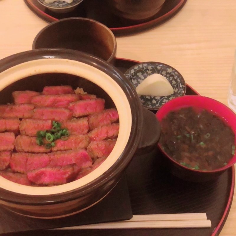 とろける赤身ステーキ丼(上尾ごはん)