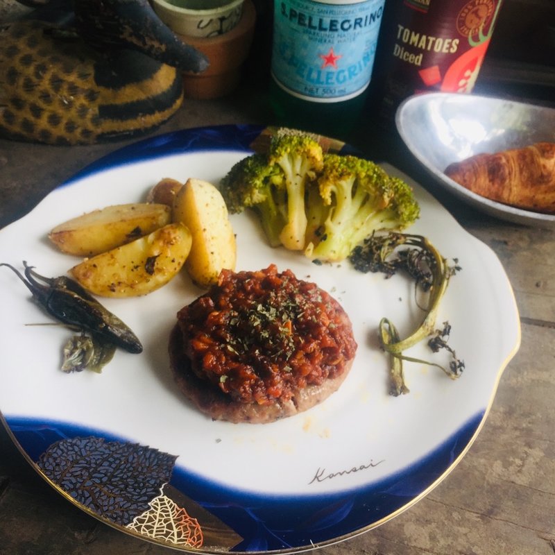 ベジーグリルとダブルミートバーグ(BOXX Coffee & X-Presse )