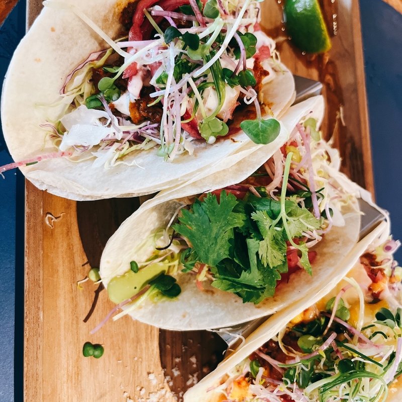 3種のタコスプレート(COMEDOR DE MARGARITA MODERN MEXICANO

)