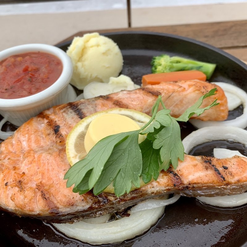 ノルウェイサーモンのワイルドグリルレモンバターとトマトソース(キング・オブ・ザ・パイレーツ アクアシティお台場 （KING OF THE PIRATESキングオブパイレーツ）)