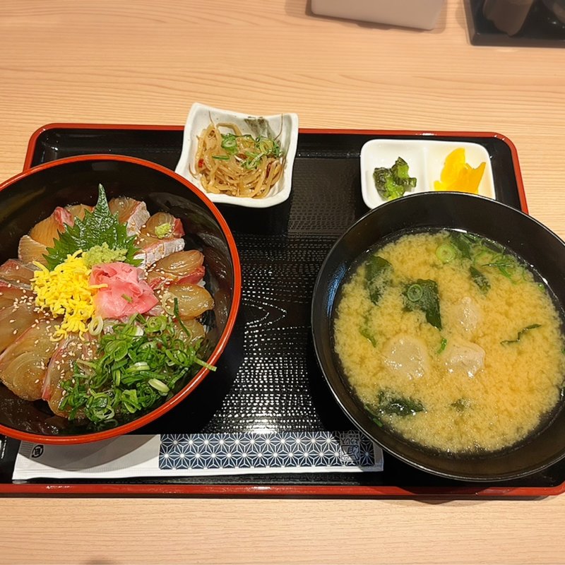 海鮮漬け丼セット(お魚定食 朝げ屋)