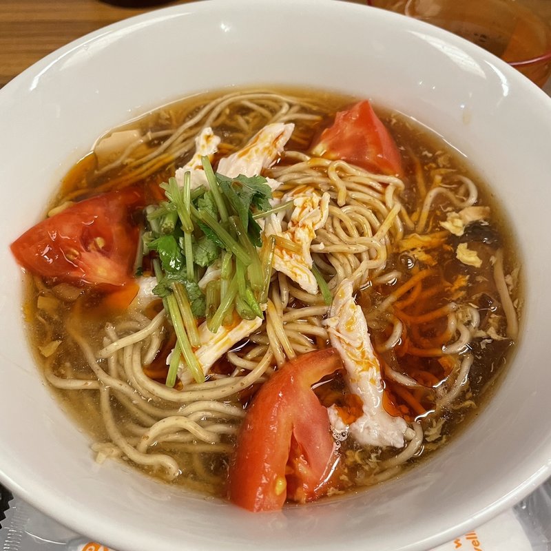 蒸し鶏ときのこのサンラー麺(粥餐庁 新宿京王モール店)