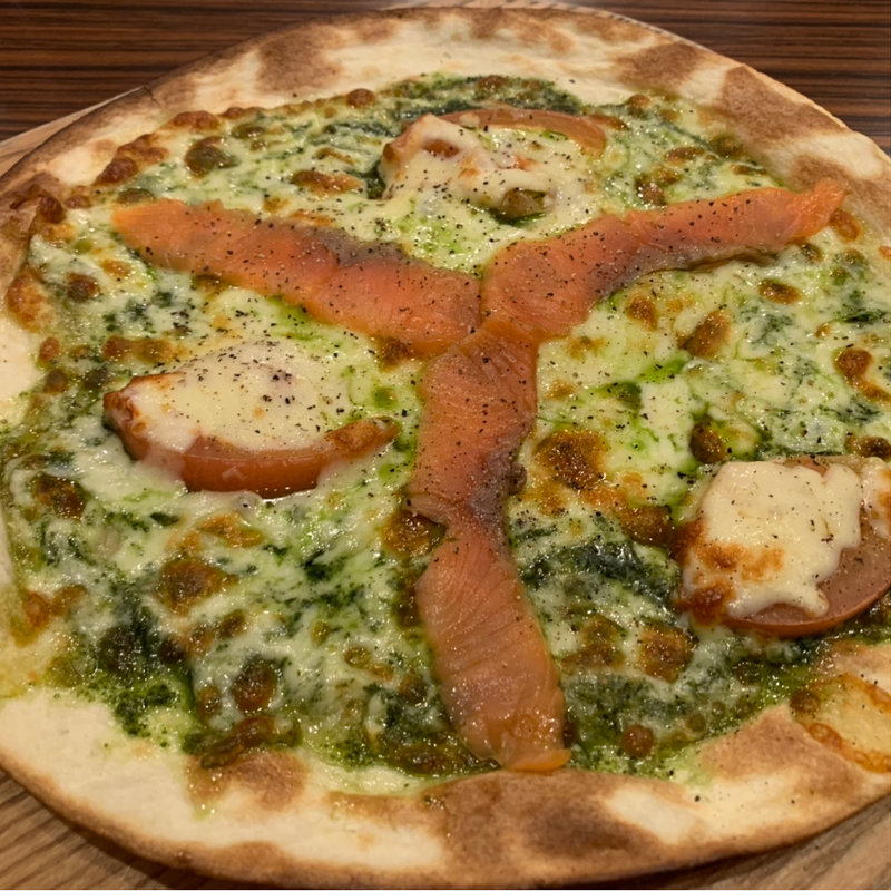 スモークサーモンとフレッシュトマトのバジルピザ(本庄珈琲うふふ )