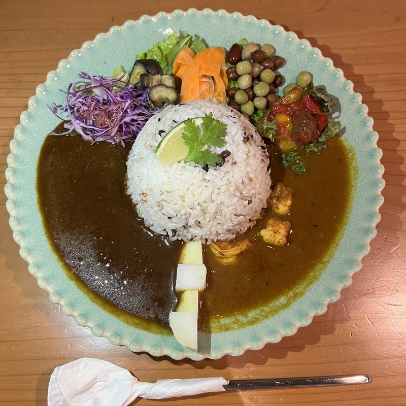 女王さまのオリジナルカレーとシュリンプカレーのあいがけ(女王さまのスパカリー)