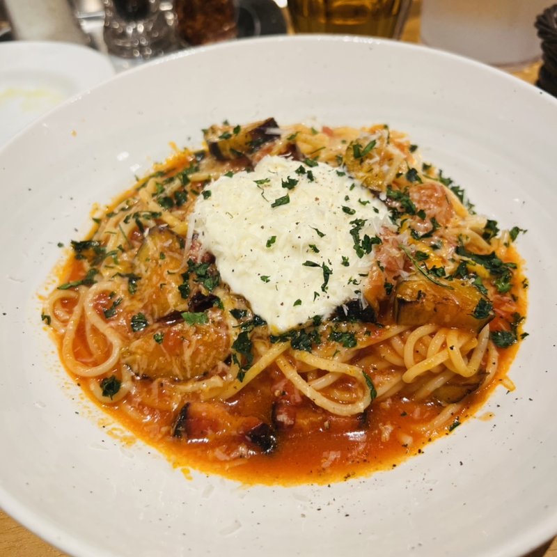 フレッシュモッツァレラチーズと「農家のベーコン」、茄子のトマトソース(麦と卵　渋谷宮益坂)