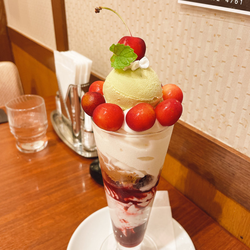 さくらんぼとピスタチオのパフェ(心斎橋ミツヤ ホワイティ梅田店)
