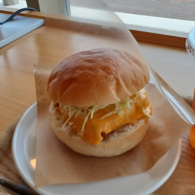 チーズカツバーガー(交流ラウンジこだち)