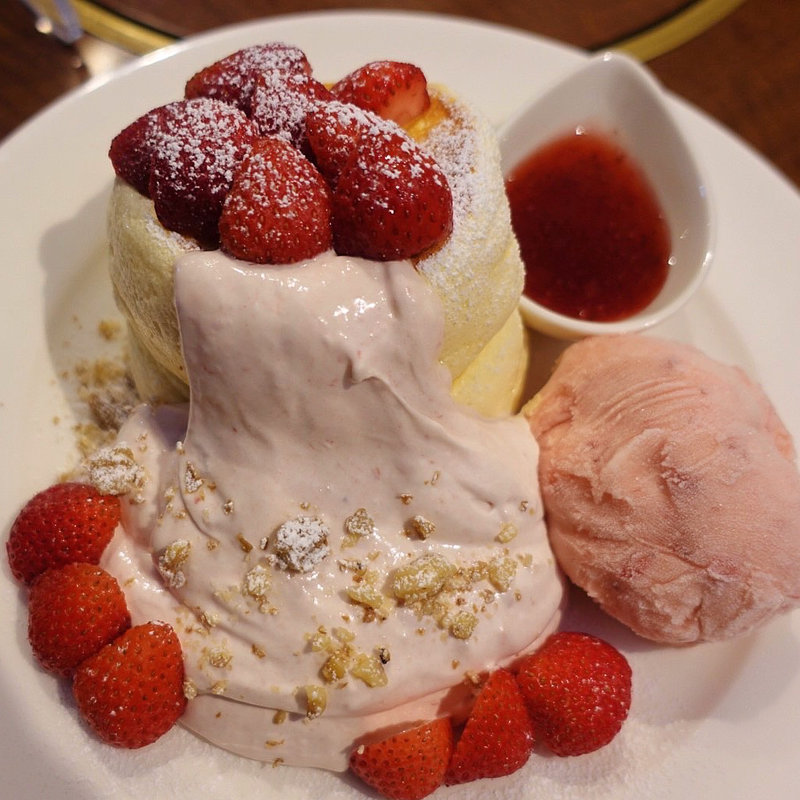 たっぷり苺のパンケーキ(どうもんカフェ B-dan)