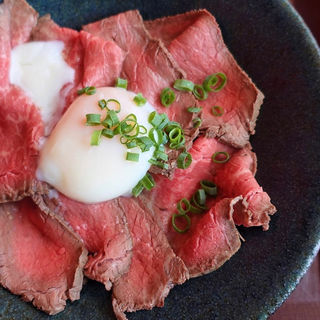 温玉ローストビーフ丼(Meat Experts B団)