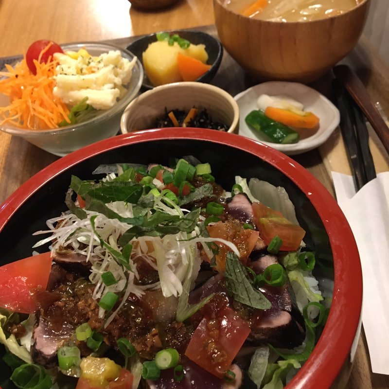 カツオたたきのみぞれ丼ぶり(二葉ごはん)