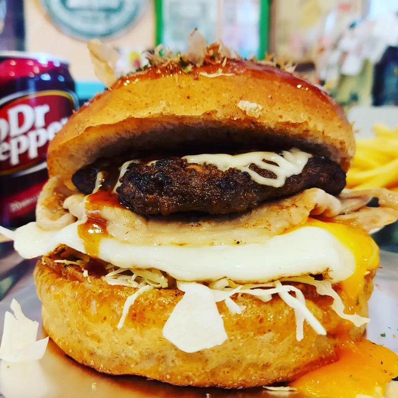 見た目たこ焼き味お好み焼きバーガー(PEDRO'S BURGER)