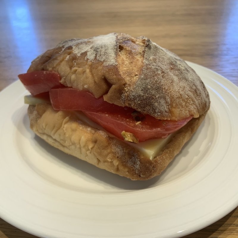 フレッシュトマトとコンテチーズのリュスティック(チクテベーカリー 南大沢店 （CICOUTE BAKERY ）)