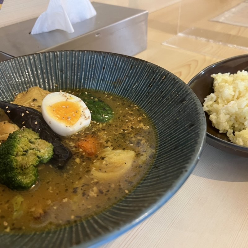 骨付きチキンと野菜のスープカレー(スープカレー シュクル)