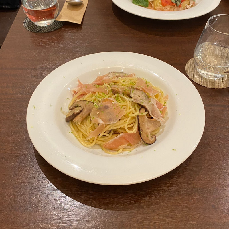 生ハムと椎茸のスパゲッティペペロンチーノ(43 クワトレ)