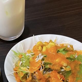サラダとラッシー（ランチセット）(インド･ネパール料理 NAMASTE （ナマステ）)