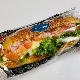 サーモンと北海道産チーズ&ポテトサンド(デリフランス 東中野店 （Delifrance）)