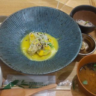 お野菜の定食 とうもろこしと枝豆の湯葉包み(Washoku バル かめすけ)