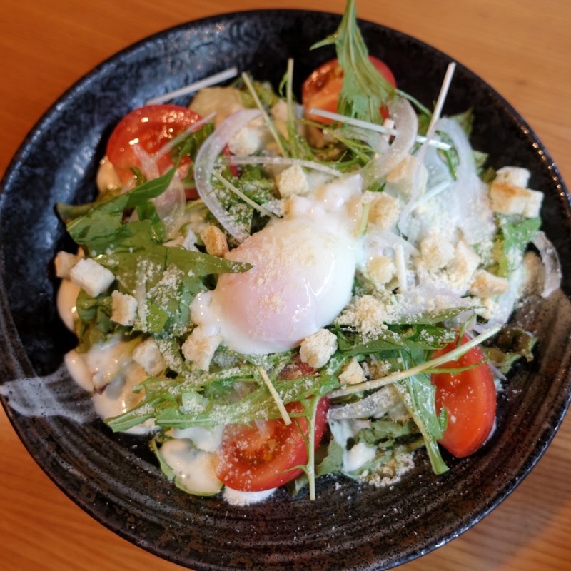 温玉シーザーサラダ(個室居酒屋 炭火焼鳥 食べ放題 吟山 蒲田店)