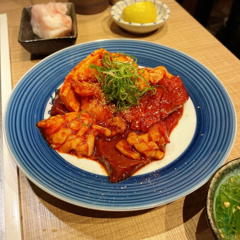 名物ホルモンMIX（青糖酢ダレ付き）(焼肉 六甲園)