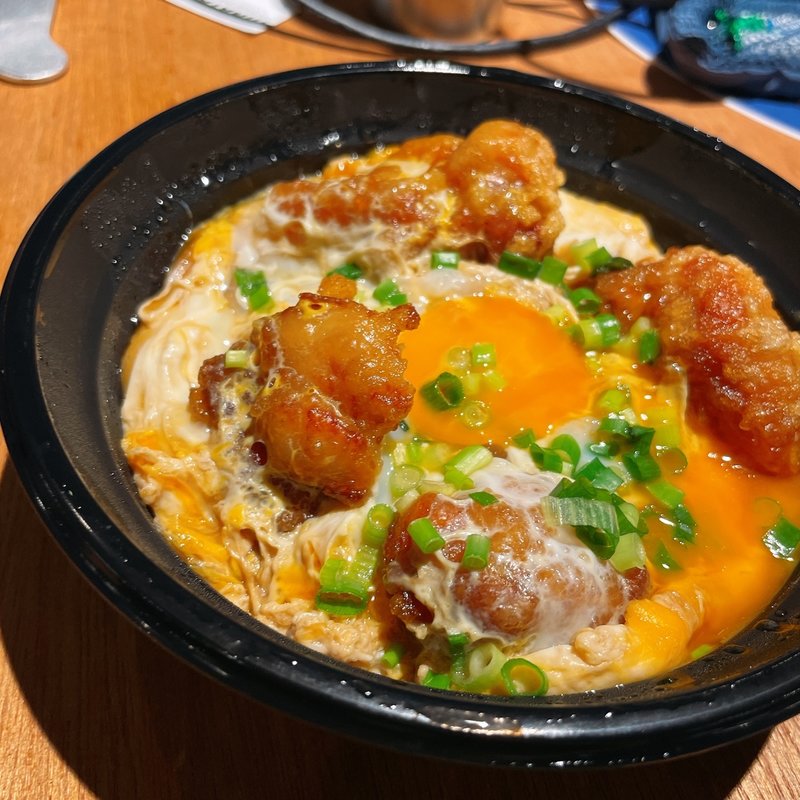 ”純種”黒烏骨鶏の卵と鶏もも肉の親子丼 (純鶏名古屋コーチン親子丼専門店 鶏三和監修 岩本町店 )