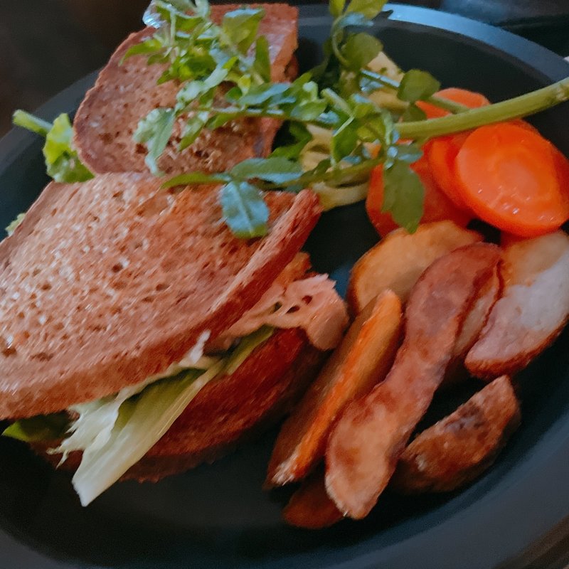 ローストビーフサンド(三本の箒 （THREE　BROOMSTICKS）)