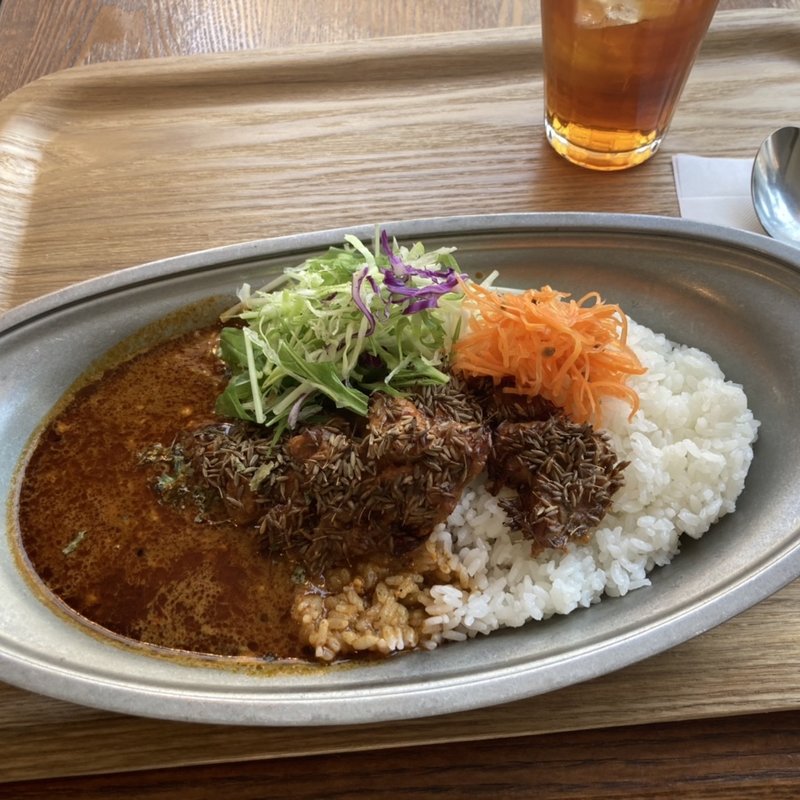 クミン焼きチキンの辛口カレー　人参ピクルスとキャベツのせ(ヒナタ屋)