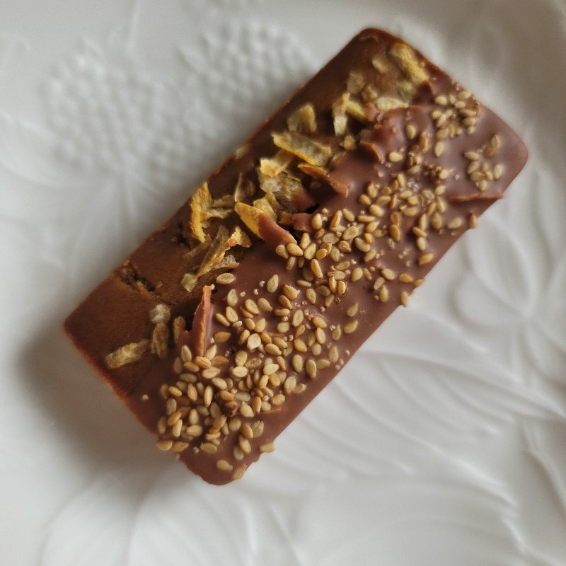 香ばしごぼうフィナンシェ
白煎り胡麻＆ミルクチョコレート(GODIVA)