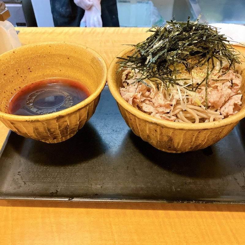 肉そば大(なぜ蕎麦にラー油を入れるのか)