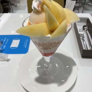 桃のパフェ(タカノフルーツパーラー JR名古屋高島屋店)