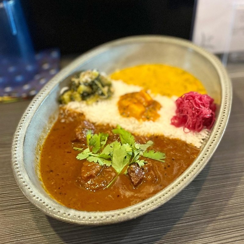 週替わりカレー＋副菜（紅茶のポークカレー、副菜: ムング豆のカレー・苦瓜のスパイス炒め・大根のスパイスオイル漬け・紫キャベツのピクルス）(よすが舎（イザックさんでの間借り営業）)