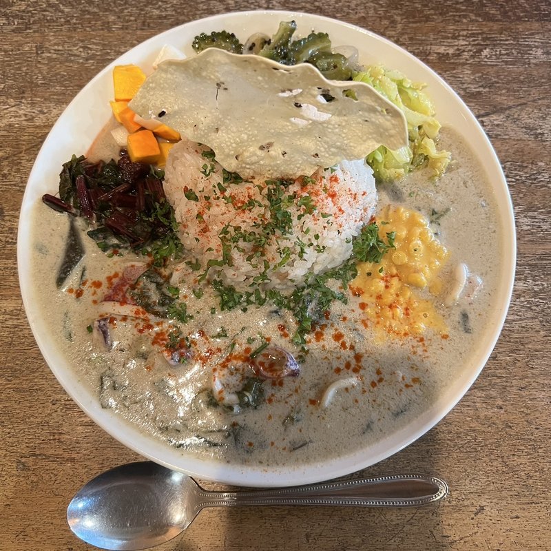 ヤリイカ、茄子、ほうれん草のグリーンカリー(カリー家 ゆるり)