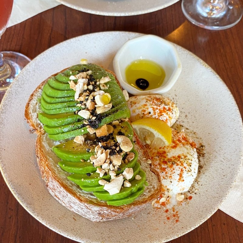 トーストと卵　アボカド(tractor morning)