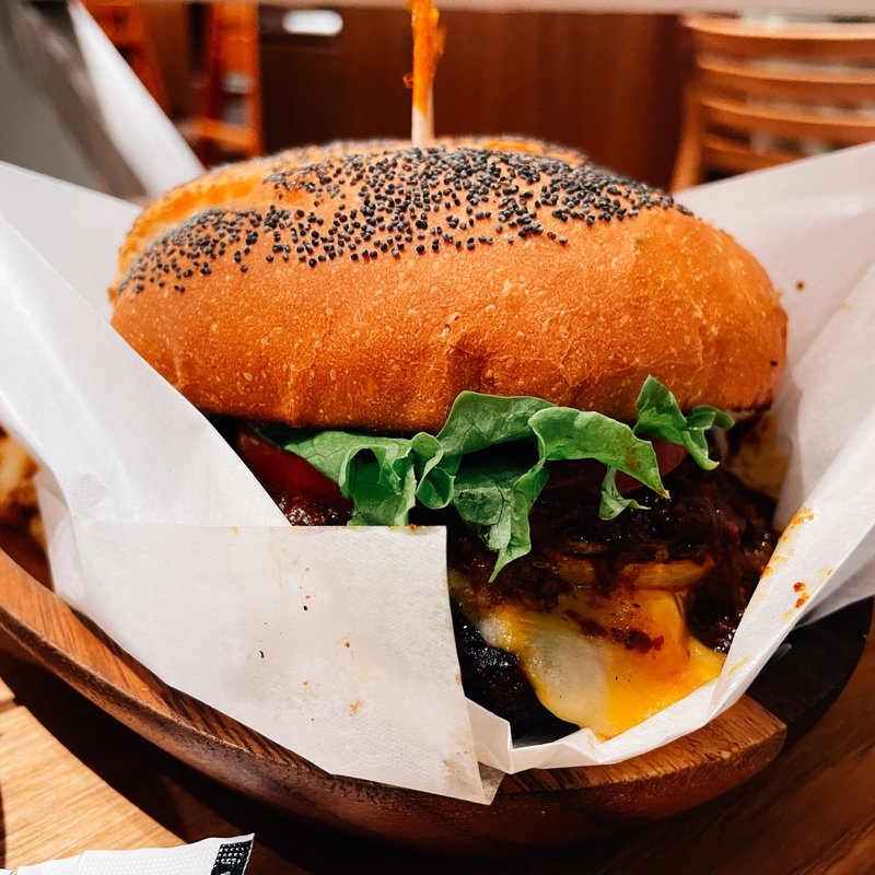 チリチーズ厚切りコルビージャックバーガーセット(KUA`AINA ラゾーナ川崎店)