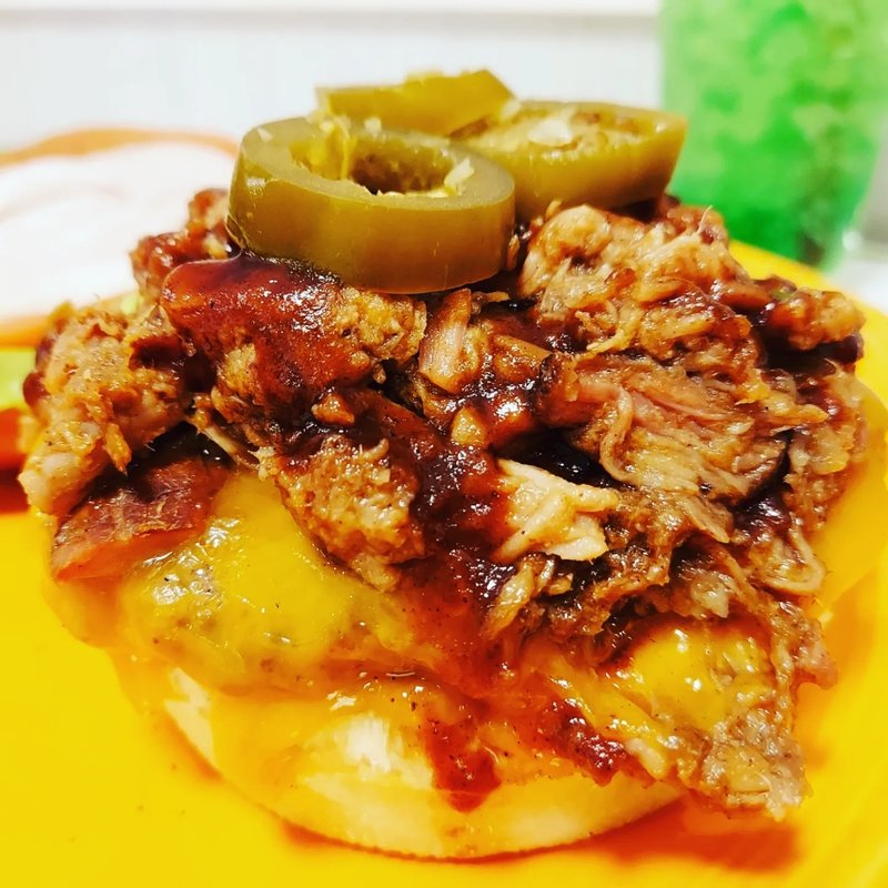 自家製スモークポークのスパイシーチーズバーガー(イーワイズ （【旧店名】ハンバーガーランド）)