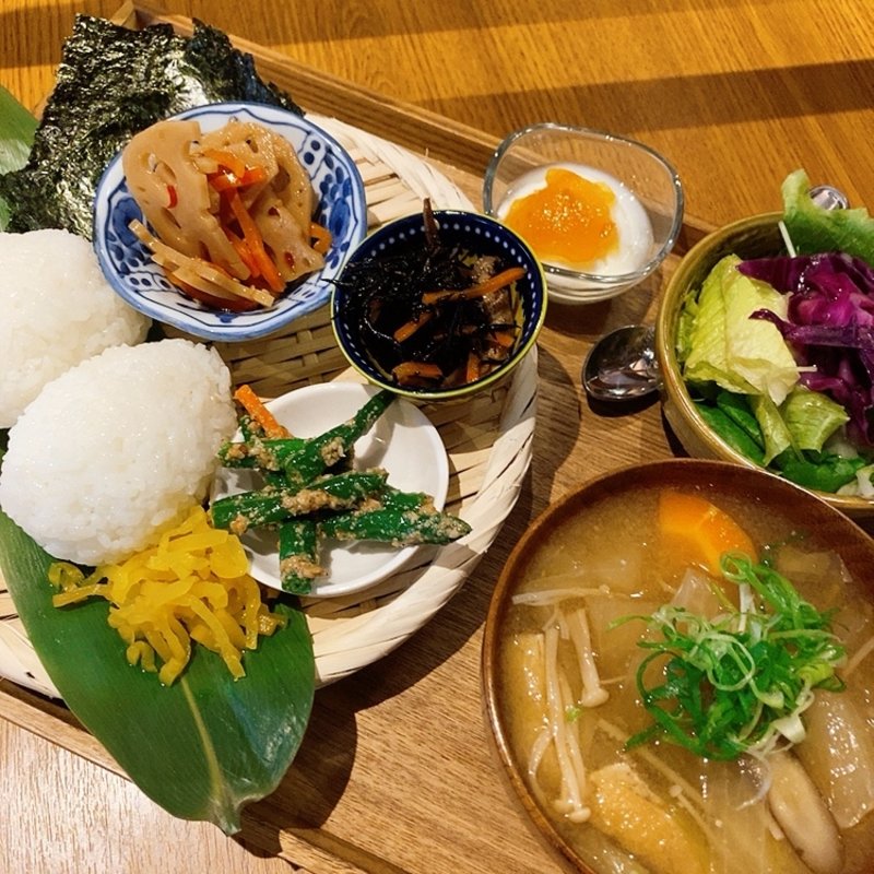 おにぎりと具沢山のみそ汁(ホリデー食堂)