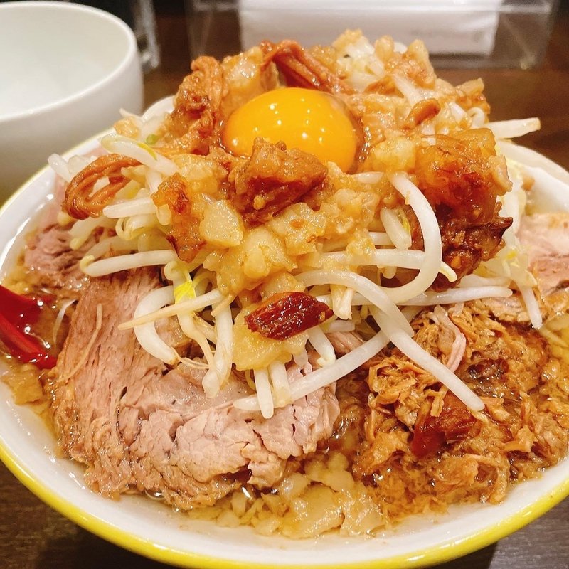 並ブタ、生卵(ラーメンイエロー 御徒町店)