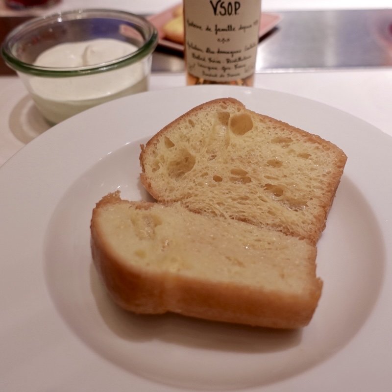 ババ アルマニャックとバニラ風味の生クリーム(ブノワ （BENOIT）)