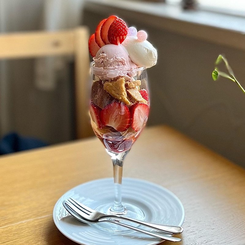 いちごパフェ(カフェ キャトル （Cafe quatre）)