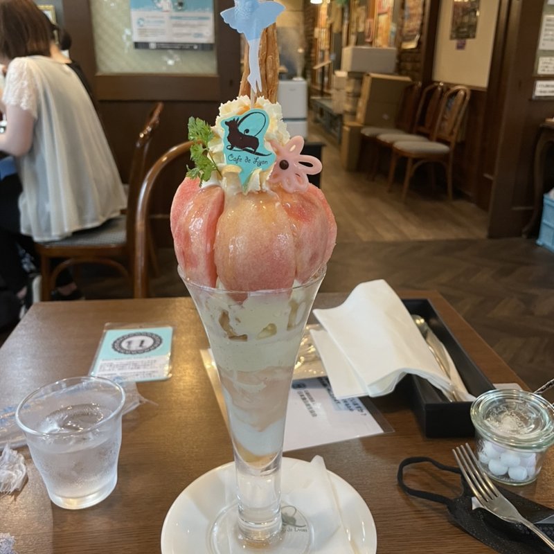 特選白桃づくしパフェ(カフェドリオンブルー)