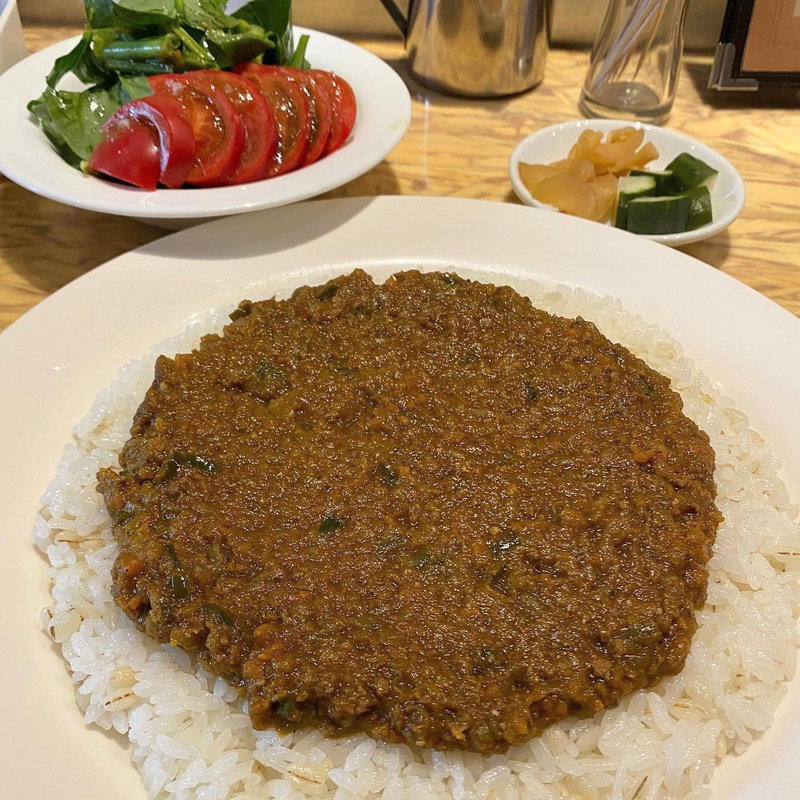 ドライカレー 完熟トマトとほうれん草のサラダ(すぱいす )