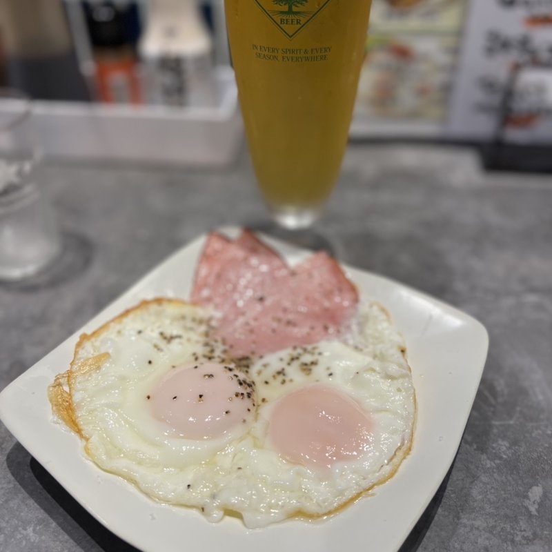 ハムエッグ(酒と飯　たまる食堂)