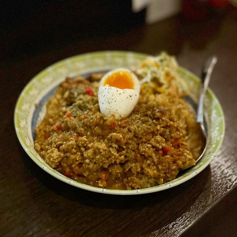Wカレー:ジャークチキンのドライカレー  キーマがけ（半熟玉子トッピング）(ごはんやリモ)