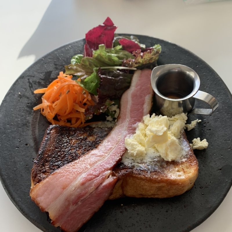 フランスの定番クロックマダムパンとハムとチーズにベシャメルソース(CANAAN COFFEE & HOTEL  )