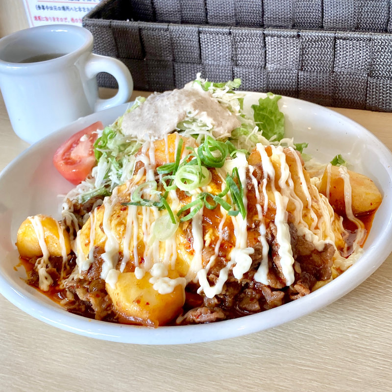 ピリ辛肉じゃがとマヨネーズのオムライス(お夢や)