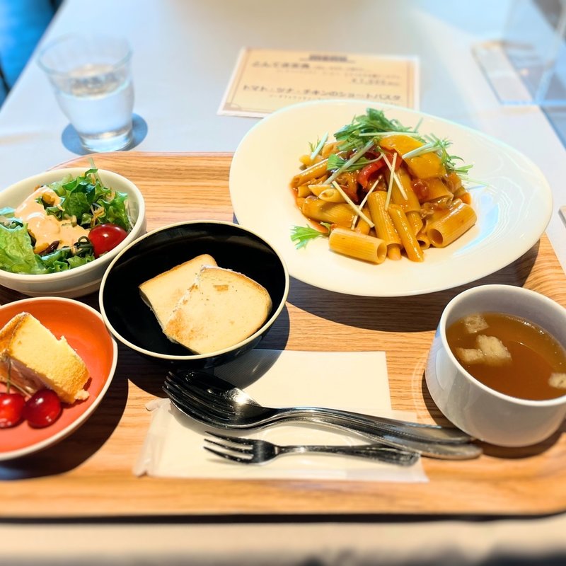 トマト・ツナ・チキンのショートパスタ(オールデイダイニング　月のみち)