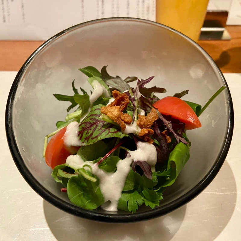 梶谷農園さんのベビーリーフのサラダ鶏皮のクルトンのせ(焼鳥YAMATO)