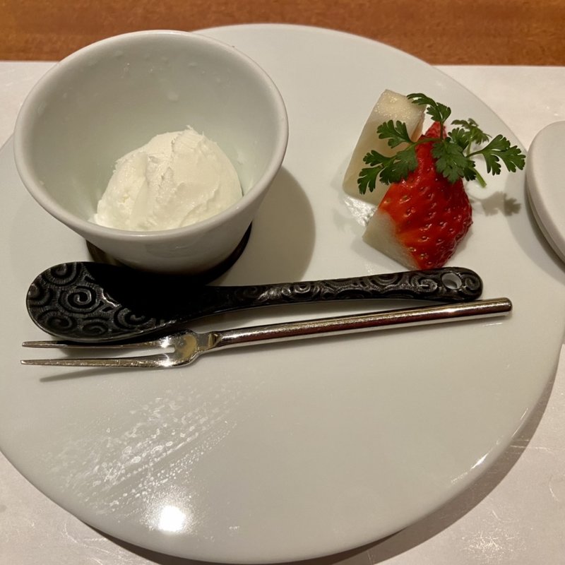 ミルクのジェラートと季節の果物(焼鳥YAMATO)